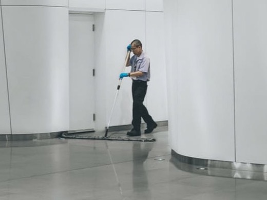 Bodenreinigung in einer Ladenfläche